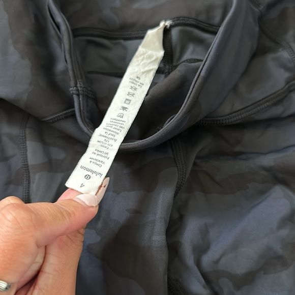 LULU LEMON DARK CAMO LEGGINGS. SIZE 4 - Picture 2 of 3